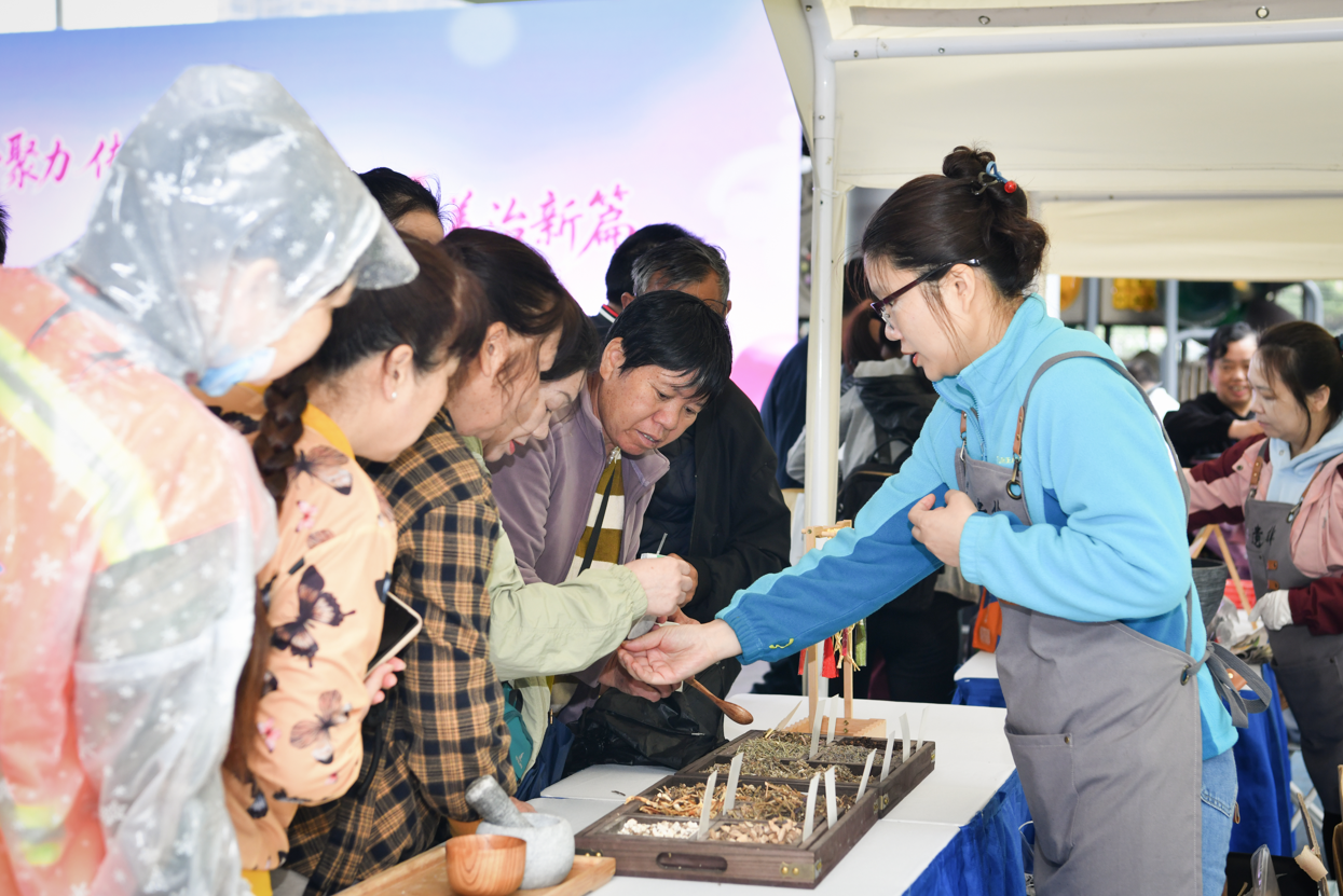 开福区四方坪街道滨江社区“五彩滨锋·益织善行”项目启动