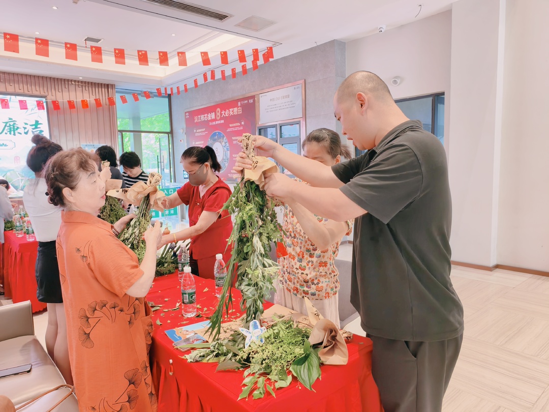 开福区戴家河社区开展“艾草传清风·端午话廉洁”主题活动