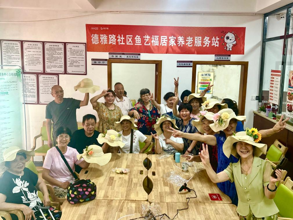 开福区德雅路社区办“帽美如花”草帽DIY茶会，银龄老人乐享清凉手作时光