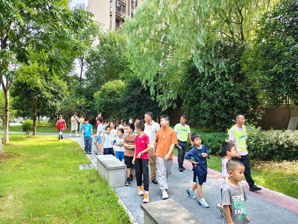 开福区胜利社区开启暑期自然科普实践活动：走进公园“绿肺”，探秘园林绿化