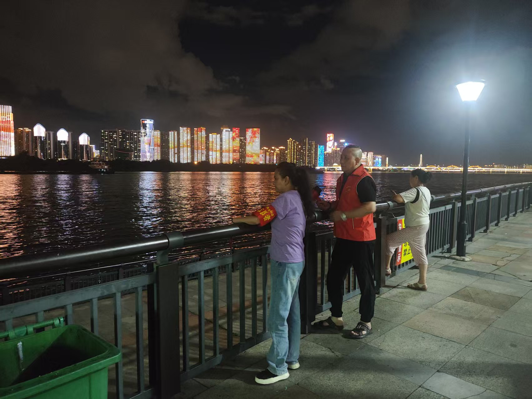 夜间巡查筑防线  文明祭祀护蓝天！开福区三角塘社区开展夜间巡查行动